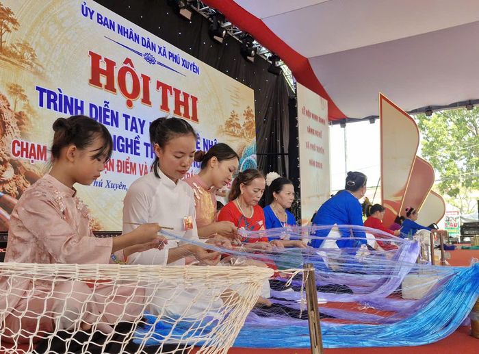 "Đội thi của chúng tôi có nhiều người ở lứa tuổi khác nhau cùng tham gia, thể hiện sự kết nối, truyền giữ nghề đan lưới truyền thống qua nhiều thế hệ. Hội thi là dịp tốt để các đội giao lưu, chia sẻ kinh nghiệm đan lưới, tạo ra sản phẩm chất lượng, bền, đẹp, đáp ứng mọi nhu cầu của khách hàng gần xa", chị Vũ Thị Hải ở thôn Trần Phú cho biết.