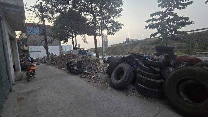 Nhiều hộ gia đình, có diện tích đất ở lớn bị thu hồi, đã nhận tiền đền bù và đang dọn để bàn giao mặt bằng. Ảnh: Thái Phương