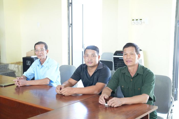 Các thành viên Tổ hòa giải thôn Ngọc Nhị, xã Bất Bạt trao đổi tại nhà văn hóa. Ảnh: Chí Kiên