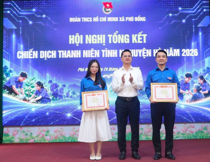 Nhân dịp này, lãnh đạo xã trao Bằng khen các tập thể, các nhân tiêu biêu. Ảnh PV