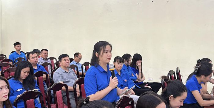 Các bạn thanh niên mạnh dạn nêu câu hỏi và kiến nghị tại cuộc đối thoại. Ảnh PV