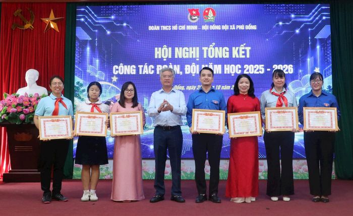 Lãnh đạo xã trao Bằng khen các tập thể, các nhân tiêu biểu. Ảnh PV