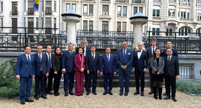 Đoàn đại biểu thành phố Hà Nội chụp ảnh cùng Chủ tịch Nghị viện Vùng Thủ đô Brussels và các cộng sự. Ảnh: Sở Ngoại vụ Hà Nội