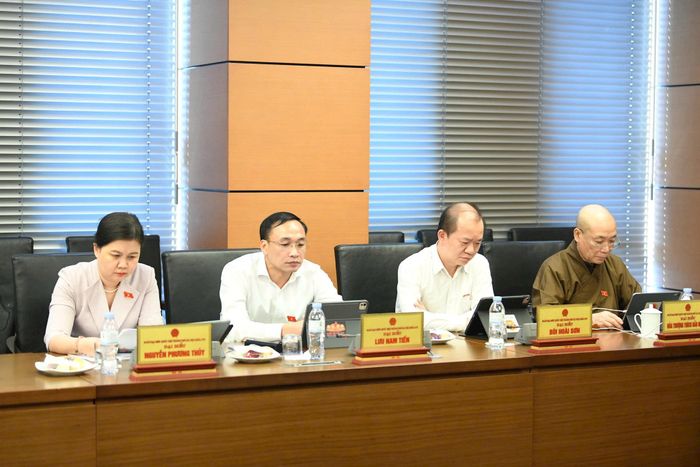 Các đại biểu Quốc hội Đoàn thành phố Hà Nội thảo luận tại tổ chiều 24-10. Ảnh: Như Ý