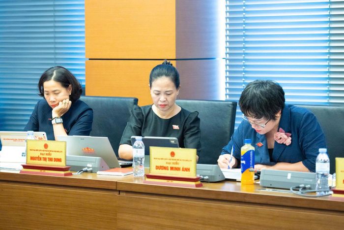 Các đại biểu Quốc hội Đoàn thành phố Hà Nội thảo luận tại tổ. Ảnh: Xuân Quý