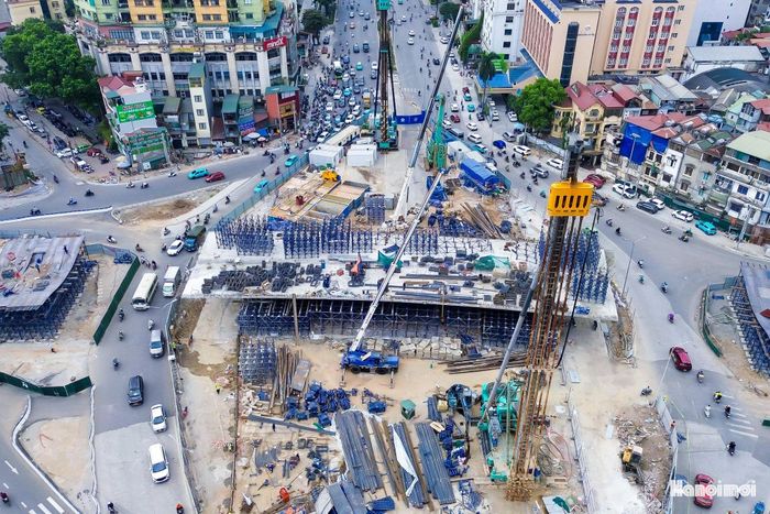 Cầu vượt Nguyễn Chí Thanh được thiết kế gồm 6 nhịp, dài 220,7m, mặt cắt ngang rộng 18m. Quá trình thi công tại đây gặp áp lực lớn do phạm vi công trường chồng lấn với khu vực xây dựng ga ngầm S3 thuộc tuyến đường sắt đô thị số 5 (Văn Cao - Ngọc Khánh - Hòa Lạc).