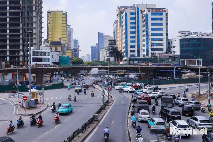 Cầu vượt Láng Hạ - Giảng Võ có chiều dài 250,7m, rộng 18m, gồm 7 nhịp với 4 làn xe chạy hai chiều.