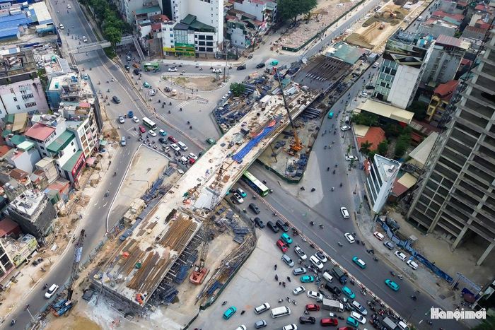 Tại cầu vượt nút giao Láng Hạ - Giảng Võ, khối lượng thi công đã đạt trên 65%. Toàn bộ kết cấu hạ bộ hoàn thành, các nhà thầu đang tập trung thi công hai đường đầu cầu, đồng thời tiếp tục lao lắp dầm chính. Đến nay, 3 trong tổng số 7 nhịp dầm đã được lắp dựng.