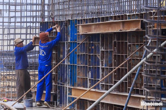 Việc triển khai đồng thời hai dự án hạ tầng quy mô lớn đặt ra yêu cầu chặt chẽ trong tổ chức rào chắn, phân luồng và điều tiết phương tiện, hạn chế ảnh hưởng đến việc đi lại của người dân.