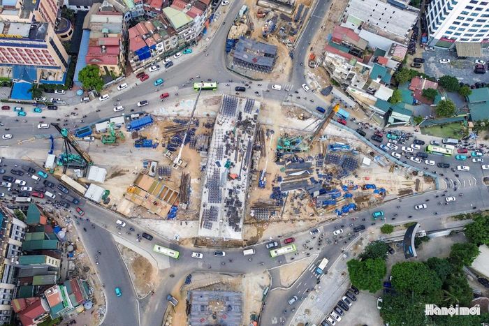 Tại nút giao Vành đai 1 - Nguyễn Chí Thanh, công tác xây lắp đang bước vào giai đoạn then chốt. Đến nay, các trụ cầu từ T1 đến T5 đã hoàn thiện, toàn bộ cọc khoan nhồi tại hai mố cầu đã được triển khai xong.
