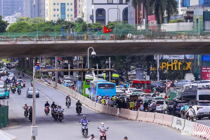 Bên cạnh yêu cầu kỹ thuật và điều kiện thi công trong khu vực đông dân cư, biến động chi phí vật tư, nhân công so với thời điểm ký hợp đồng năm 2019 cũng tạo thêm áp lực cho các nhà thầu. Việc tháo gỡ kịp thời những vướng mắc về mặt bằng, giải quyết các vấn đề liên quan đến điều chỉnh trượt giá vật tư có ý nghĩa quan trọng, tạo điều kiện duy trì nhịp độ thi công.