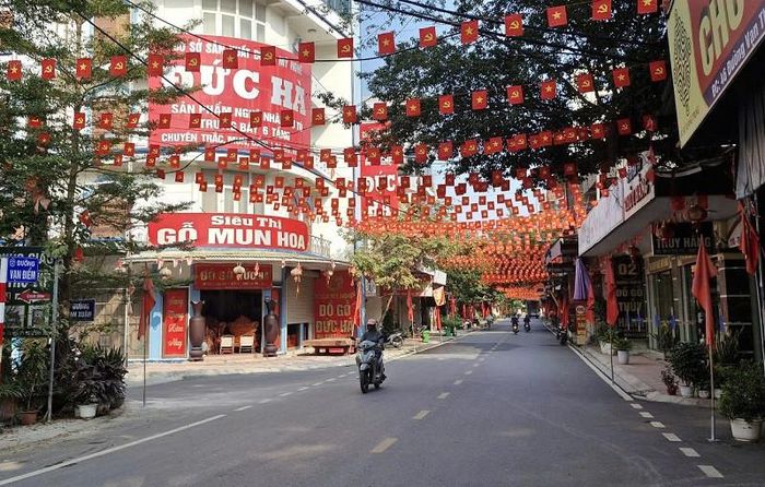Đường Vạn Điểm được trang trí rực rỡ cờ hoa, tạo cảnh quan môi trường sạch, đẹp. Ảnh: PV 