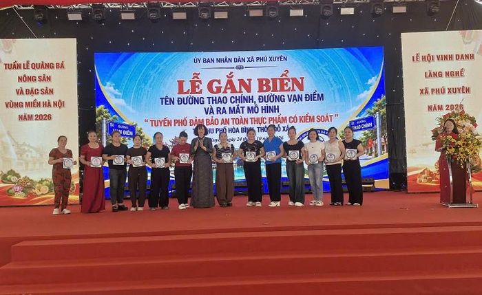 Tại buổi lễ lãnh đạo UBND xã Phú Xuyên trao biểu trưng cơ sở có kiểm soát an toàn thực phẩm cho 20 hộ gia đình ở khu phố Hoà Bình thôn Đỗ Xá. Ảnh: PV