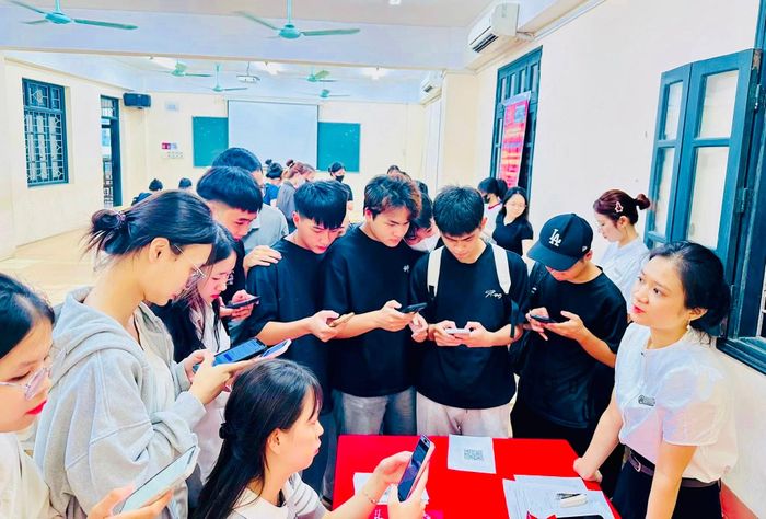Các bạn trẻ tiếp cận thông tin tuyển dụng tại Ngày hội việc làm - Kết nối doanh nghiệp và hợp tác tại Trường Đại học Phương Đông. Ảnh: HCES
