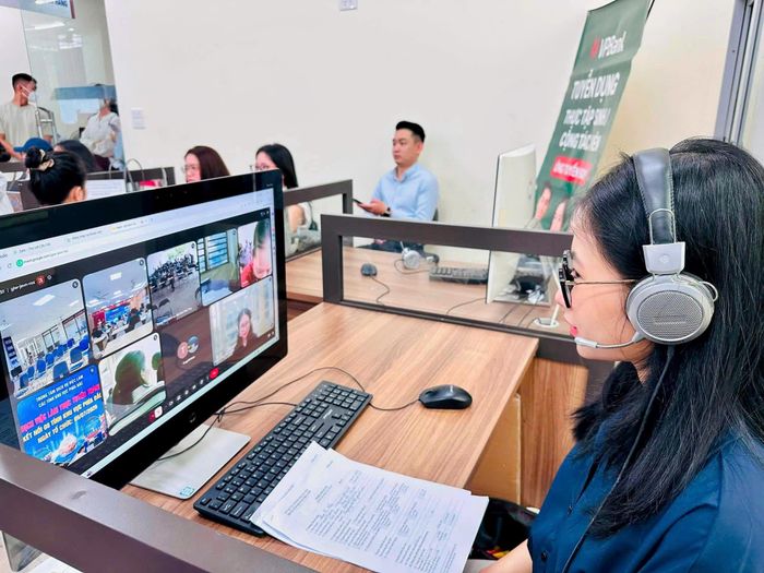 Đại diện doanh nghiệp phỏng vấn lao động theo hình thức trực tuyến. Ảnh: HCES