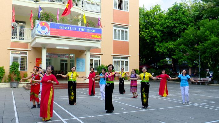 Câu lạc bộ Dân vũ luyện tập trong khoảng sân nhà văn hóa. Ảnh: PV