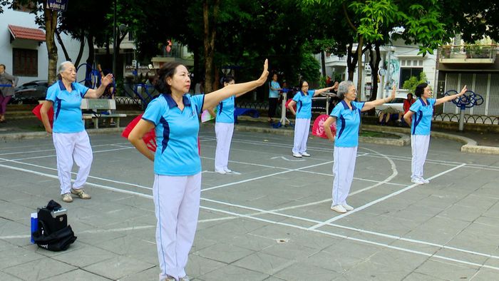 Câu lạc bộ Dưỡng sinh tập luyện tại sân nhà văn hóa tổ dân phố số 48. Ảnh: PV