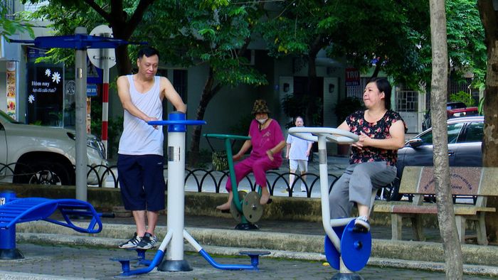 Người dân tập luyện với hệ thống máy tập thể dục được đầu tư từ nguồn lực xã hội hóa. Ảnh: PV
