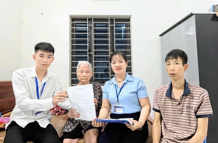 Tổ công tác xã Quảng Bị hỗ trợ các thủ tục cho người già yếu, khuyết tật tại nhà. Ảnh: Phương Liên