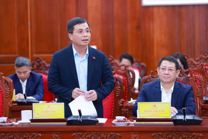 Bí thư Đảng ủy, Chủ tịch HĐND xã Thạch Thất Lê Minh Đức trao đổi kinh nghiệm địa phương tại hội nghị. Ảnh: Văn Tuyến