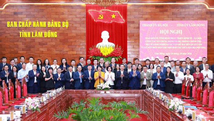 Đoàn công tác của thành phố Hà Nội và tỉnh Lâm Đồng chụp ảnh lưu niệm. Ảnh: Văn Tuyến