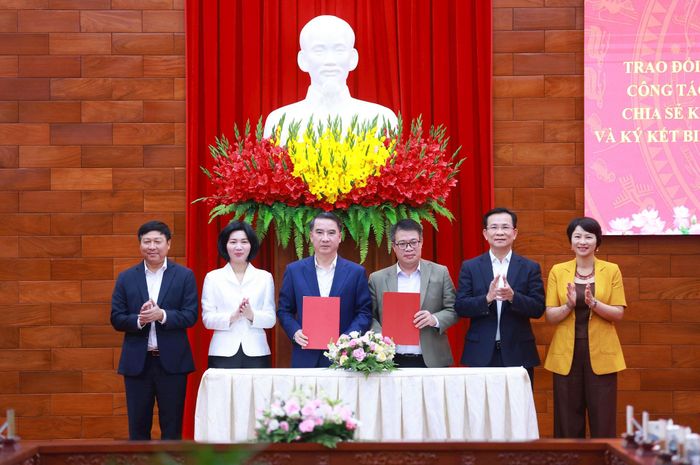 Lãnh đạo thành phố Hà Nội và tỉnh Lâm Đồng ký biên bản ghi nhớ về việc thúc đẩy hợp tác năm 2026 giữa hai địa phương. Ảnh: Văn Tuyến