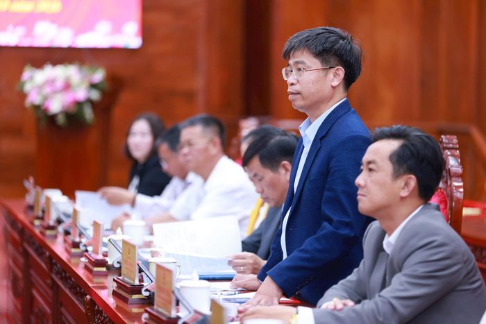 Bí thư Đảng ủy, Chủ tịch HĐND xã Nam Ban Lâm Hà Nguyễn Văn Châu trao đổi tại hội nghị. Ảnh: Văn Tuyến