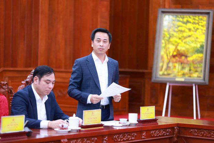 Phó Giám đốc Sở Công Thương Hà Nội Nguyễn Ánh Dương trao đổi về giới thiệu, quảng bá, tiêu thụ sản phẩm OCOP giữa hai địa phương. Ảnh: Văn Tuyến