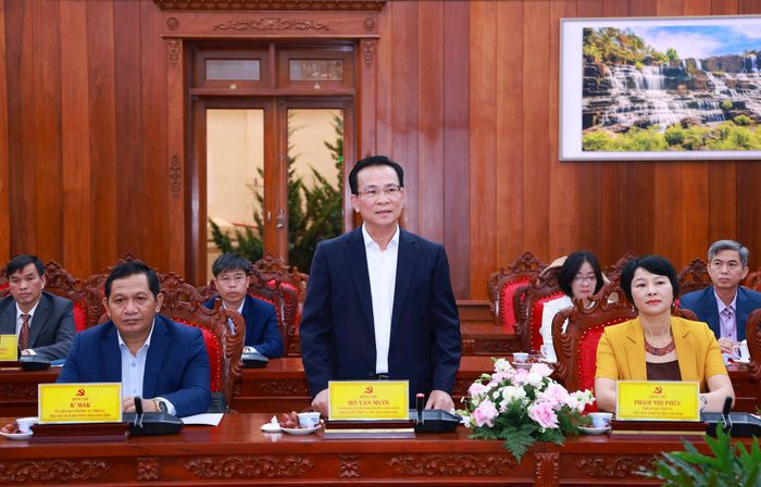 Chủ tịch UBND tỉnh Lâm Đồng Hồ Văn Mười phát biểu mở đầu hội nghị. Ảnh: Văn Tuyến