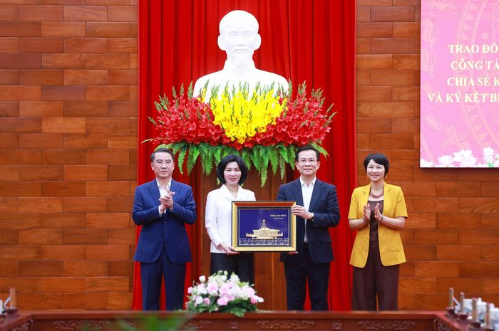 Lãnh đạo tỉnh Lâm Đồng tặng quà lưu niệm lãnh đạo thành phố Hà Nội. Ảnh: Văn Tuyến