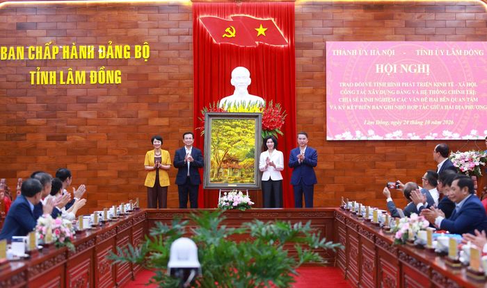 Lãnh đạo thành phố Hà Nội tặng quà lưu niệm lãnh đạo tỉnh Lâm Đồng. Ảnh: Văn Tuyến
