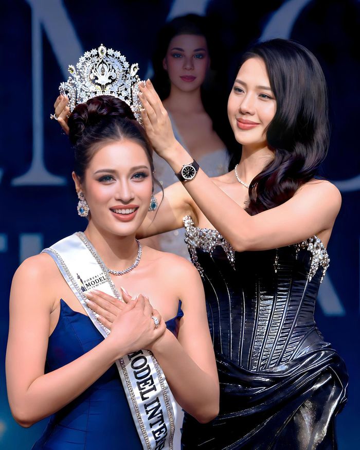 Khoảnh khắc Bùi Quỳnh Hoa trực tiếp trao vương miện cho Mai Anh trên sân khấu chung kết tại Thái Lan, đánh dấu sự tiếp nối đáng tự hào của các thế hệ người mẫu Việt Nam trên đấu trường quốc tế. Ảnh: Ban tổ chức