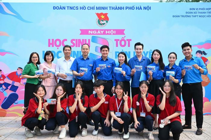 Uỷ ban MTTQ Việt Nam xã phối hợp với Đoàn Thanh niên xã Thanh Trì tổ chức tuyên truyền, phổ biến, giáo dục pháp luật tại Trường PTTH Ngọc Hồi, xã Thanh Trì, Hà Nội. Ảnh: Thái An