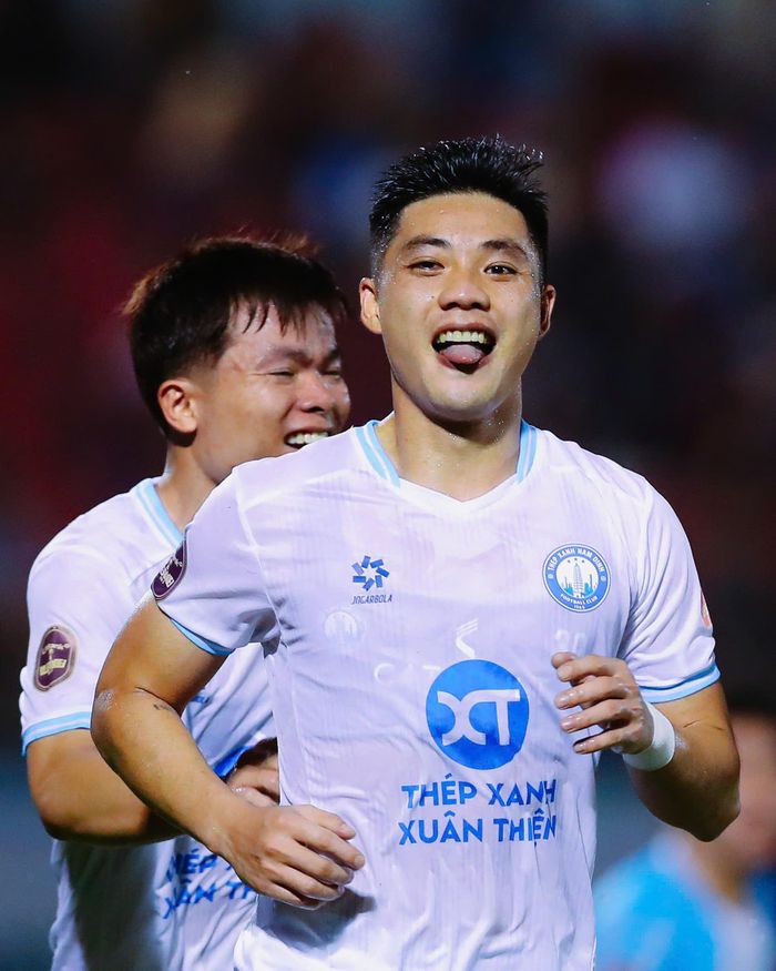 Lâm Ti Phông giúp Thép xanh Nam Định nâng tỷ số lên 3-0. Ảnh: Quang Dương
