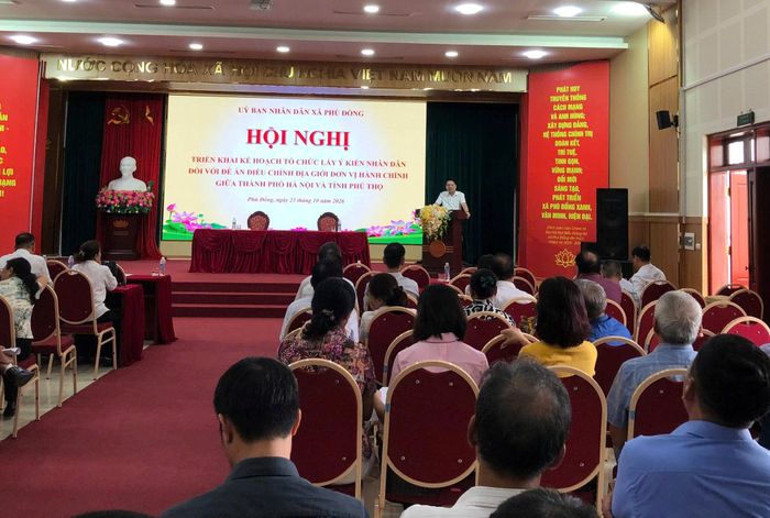 Trước đó, ngày 23-10, UBND xã Phù Đổng tổ chức hội nghị triển khai kế hoạch tổ chức lấy ý kiến nhân dân với Đề án. Ảnh PV