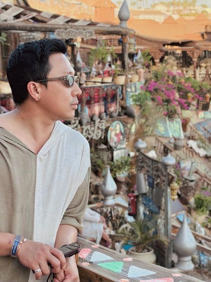 Anh chia sẻ những khung cảnh độc lạ và đẹp đúng với đặc trưng của địa phương khiến khán giả cảm thấy rất thú vị. Trong ảnh là quán cafe mà anh và Hari Won "checkin".