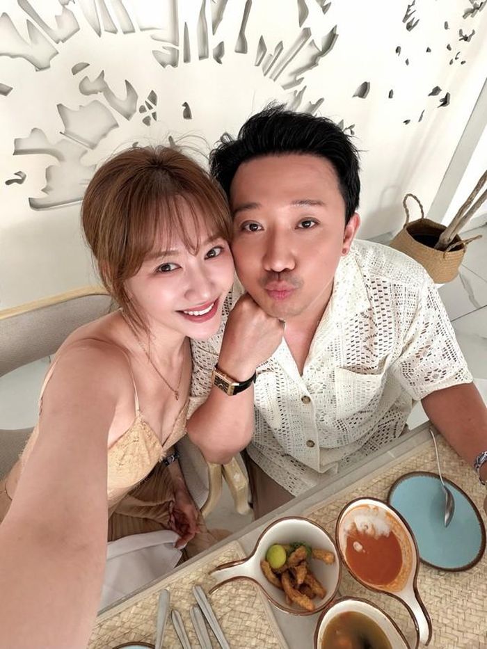 Không tạo dáng cá tính như Trấn Thành, Hari Won ngọt ngào bên Trấn Thành, cô thưởng thức món ngon tại địa phương và vui vẻ chụp hình ghi lại kỉ niệm.