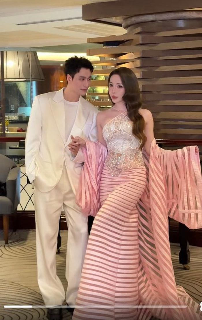 Từ ngày công khai chuyện hẹn hò với truyền thông hồi giữa tháng 7, Quỳnh Nga - Việt Anh thoải mái hơn trong việc thể hiện tình cảm trên mạng xã hội cũng như các sự kiện. Mỗi lần xuất hiện chung, cả hai quấn quýt như hình với bóng và luôn nắm tay không rời.