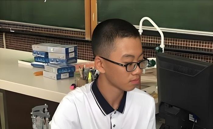 Ở tuổi 14, Vương Tư Hàm đã thi đỗ đại học