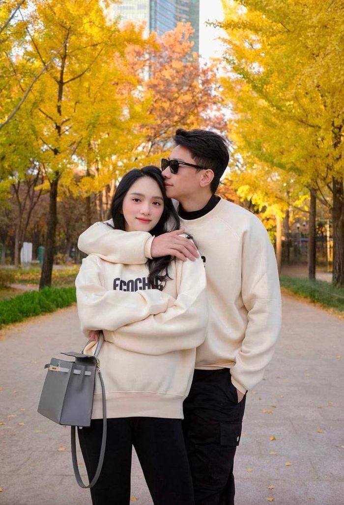 Hương Giang và Phú Cường liên tục đi sự kiện, du lịch nước ngoài và thoải mái tình tứ. Tuy nhiên vài tháng gần đây, cả hai hạn chế nhắc về nhau.