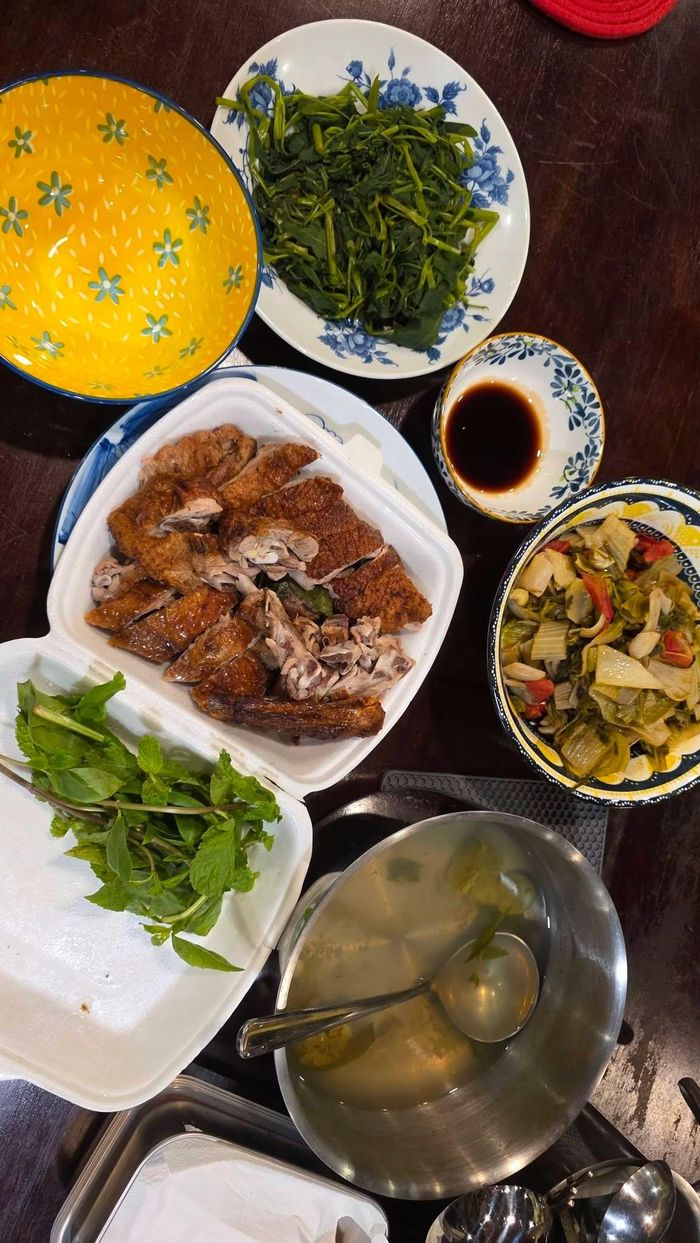 Không phải vì món ăn cầu kỳ. Không phải vì bàn ăn sang trọng. Mà bởi giữa nhịp sống bận rộn, cảm giác có người nhớ phần mình một bữa cơm vẫn luôn là điều khiến nhiều người thấy ấm lòng.