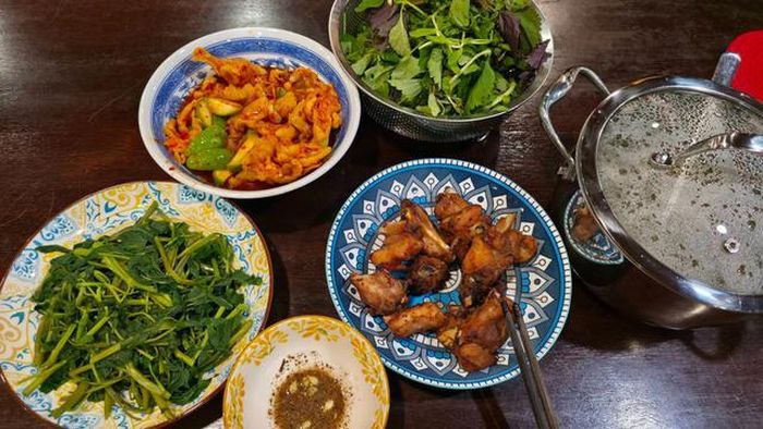 Thực tế, những ai theo dõi Facebook của Xuân Bắc đều biết đây không phải lần đầu anh chia sẻ những bữa cơm rất bình dị. Có hôm chỉ là cơm nguội ăn cùng canh bí. Có hôm là cá kho, trứng rán, thịt băm. Có bữa chỉ vài miếng chả quế, bát cà bung hay nồi canh dưa cải nấu sườn được vợ để phần. 