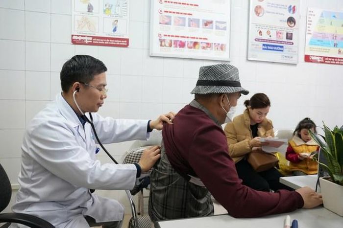 Thay đổi thời tiết dễ làm khởi phát bệnh lý có sẵn ở người cao tuổi. 