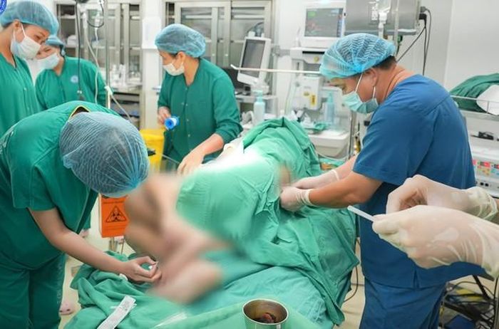 Các bác sĩ cân não lựa chọn phương pháp gây tê cho sản phụ. Ảnh: BVCC. 