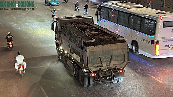 Việc xử lý xe có dấu hiệu chở quá tải cũng cần được thực hiện thông qua tuần tra, kiểm soát, kiểm tra chứng từ vận chuyển và cân tải trọng để xác định hành vi vi phạm. (Ảnh Thành Long)