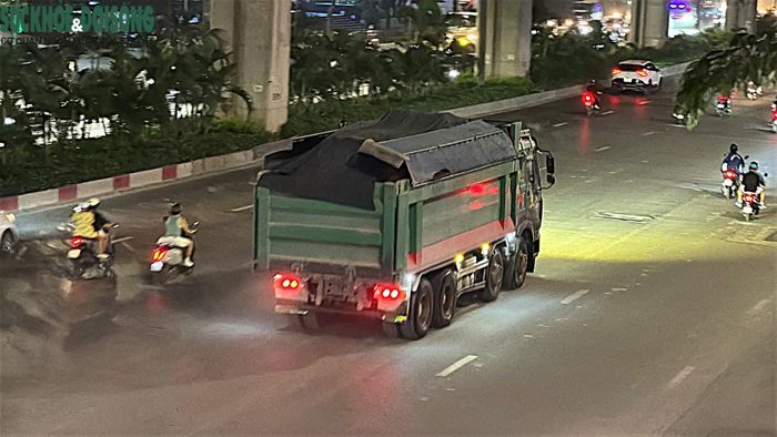 Việc cố tình chở quá tải, quá khổ không chỉ đối mặt với mức xử phạt cao, tước giấy phép lái xe, buộc hạ tải mà còn tiềm ẩn nguy cơ tai nạn giao thông, đe dọa trực tiếp đến tính mạng người đi đường và làm xuống cấp hạ tầng giao thông. (Ảnh Thành Long)