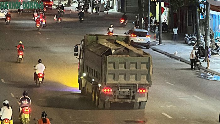 Theo Nghị định 168/2024/NĐ-CP, được sửa đổi, bổ sung bởi Nghị định 238/2026/NĐ-CP, người điều khiển xe tải chở hàng vượt tải trọng cho phép cũng như điều khiển xe có kích thước thùng không đúng thông số kỹ thuật ghi trong giấy chứng nhận kiểm định có thể bị phạt rất nặng. (Ảnh Thành Long)