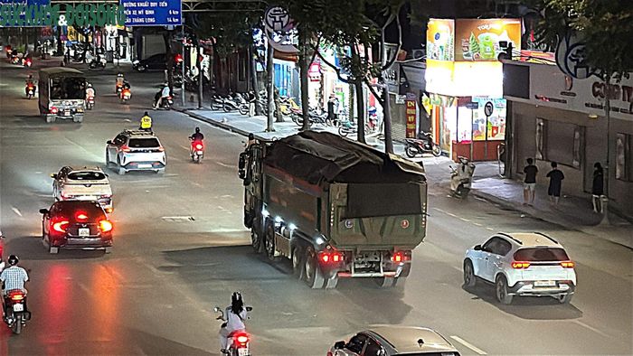 Hoạt động của các xe có dấu hiệu quá tải trên đường Nguyễn Trãi diễn ra liên tục trong khung giờ tối, có thể kéo dài đến đêm muộn và rạng sáng hôm sau. (Ảnh Thành Long)