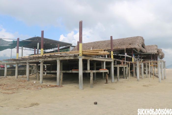Đáng chú ý, tại một tuyến đường ra biển, hạng mục của nhà hàng chắn ngang lối xuống, khiến người dân muốn tiếp cận bãi biển phải đi đường vòng hoặc đi qua các hàng quán, gây bất tiện trong quá trình di chuyển. Ảnh: PV.