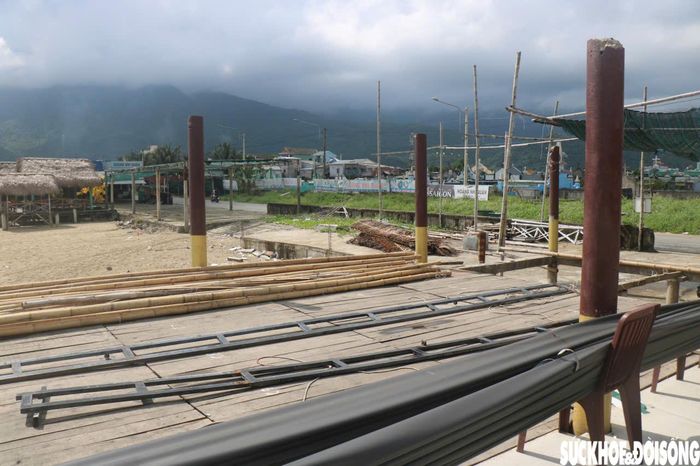 Trước thực trạng này, UBND xã Chân Mây - Lăng Cô tổ chức các cuộc làm việc với những hộ kinh doanh, yêu cầu tháo dỡ các hạng mục chắn lối xuống biển và lấn sát bờ biển. Ảnh: PV.